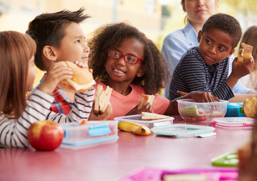 students eating lunch